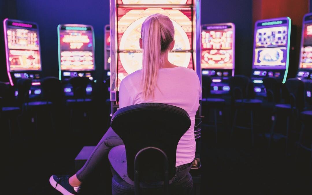 Hur slots fungerar i jämförelse med spel som Yatzy