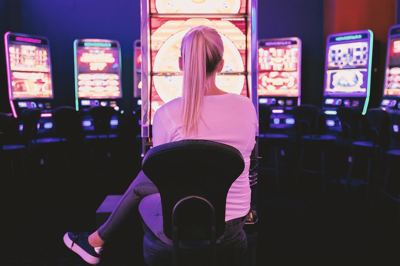 Hur slots fungerar i jämförelse med spel som Yatzy